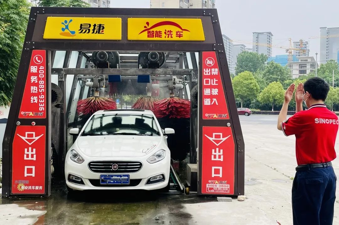暴雨天雨水洗车,下暴雨免费洗车