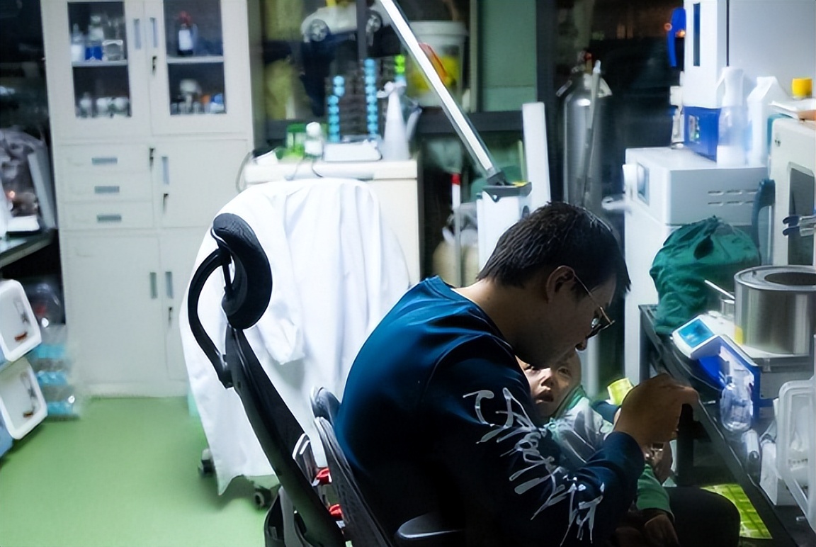 云南高中父亲研制药救儿子,父亲自学制药救治绝症儿子