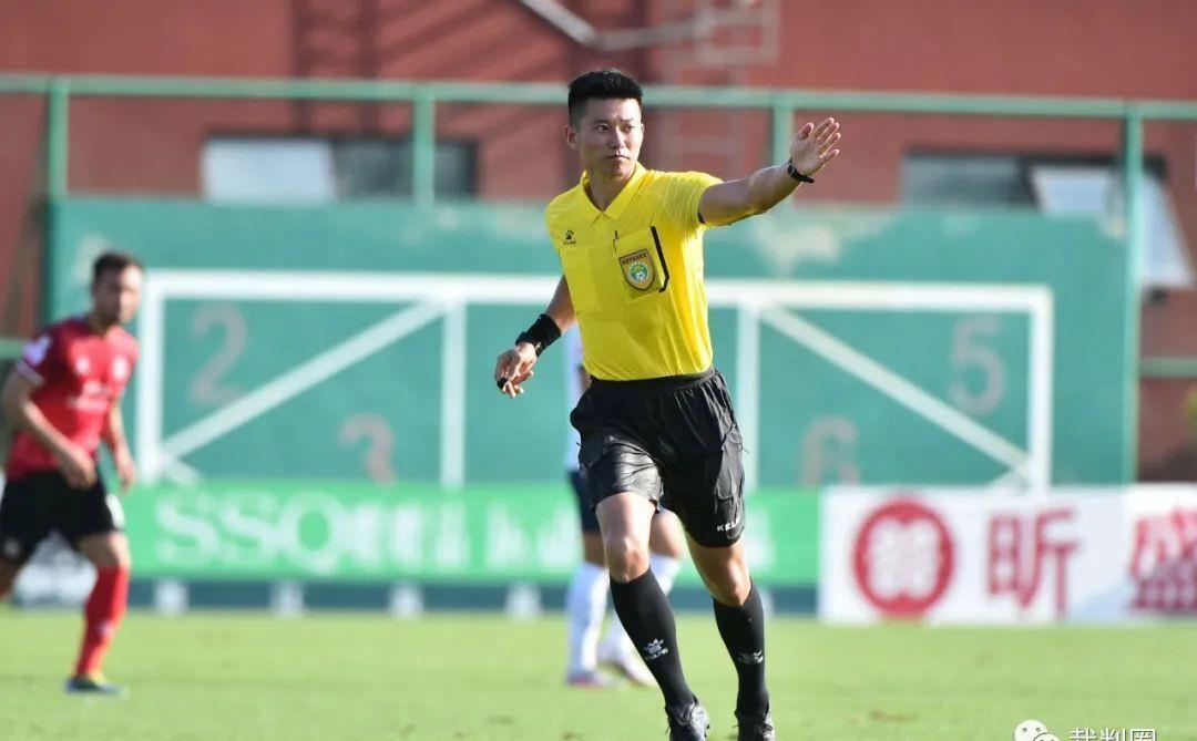 中超vs申花裁判视频,中超裁判甘树然执法视频