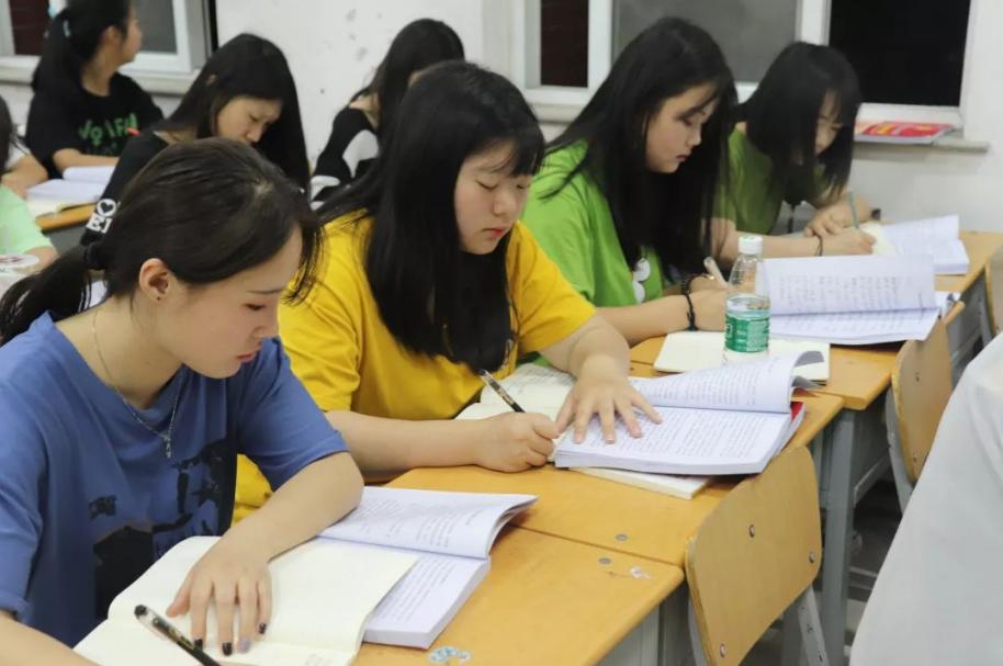 成都一女销售月薪曝光,高达98.93万元,再度引发“读书无用论”