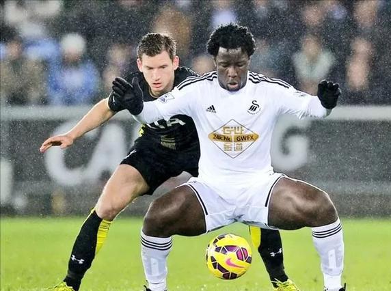 足球运动员大腿肌肉,大腿粗壮足球球员