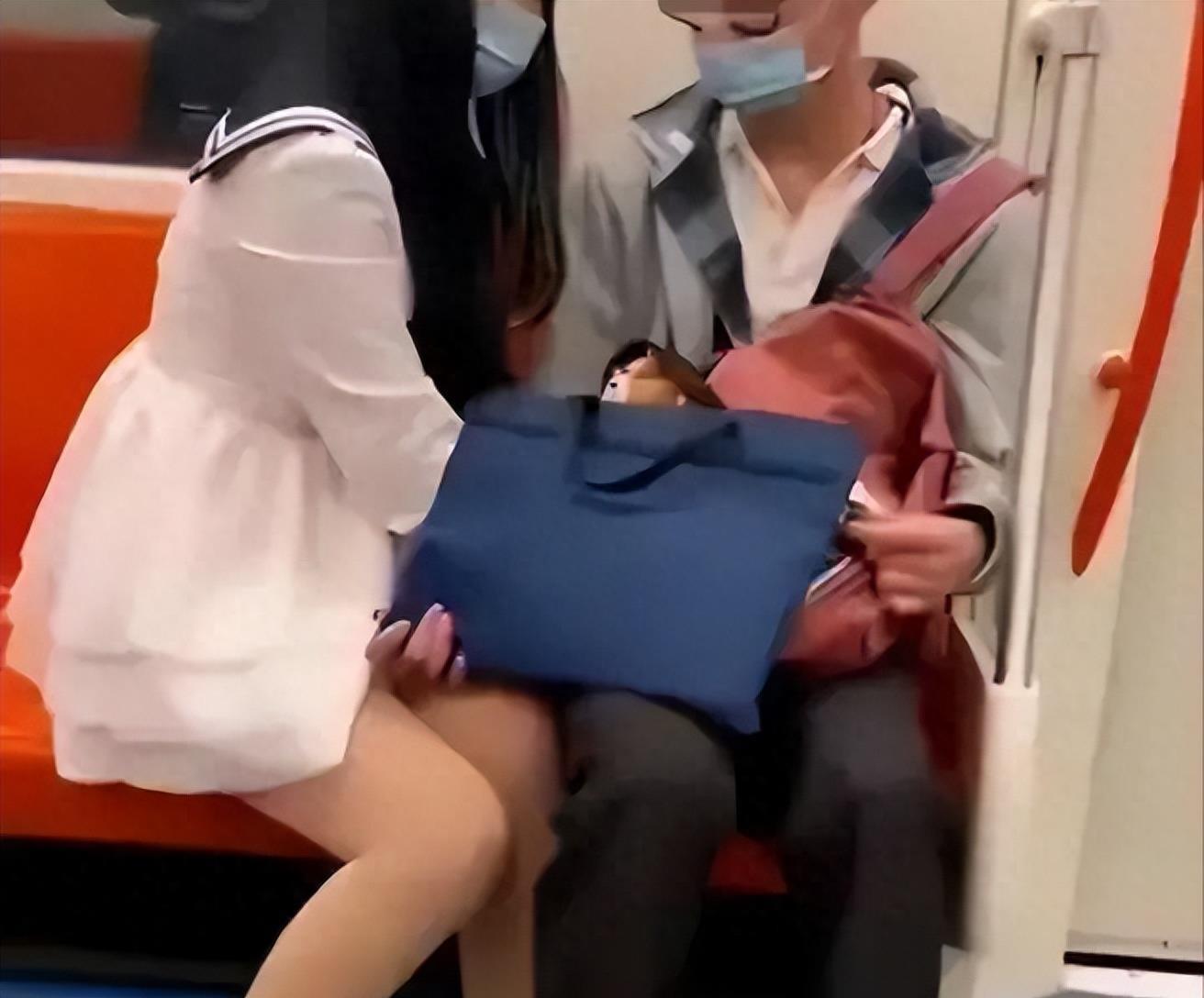 上海地铁情侣不当行为曝光：皮包遮住手*处私**引起关注