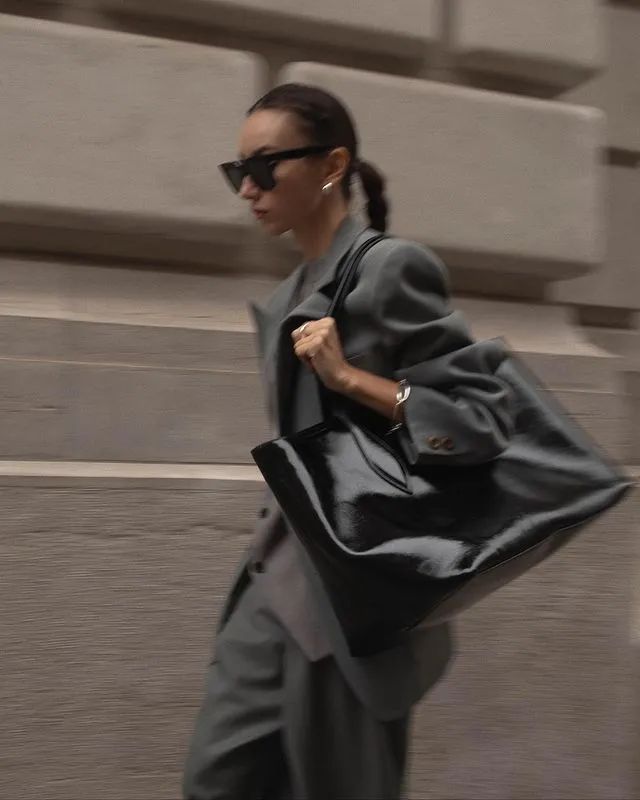 灰色和深灰哪个更适合年轻人穿,暖灰色系搭配灰白满满的高级感