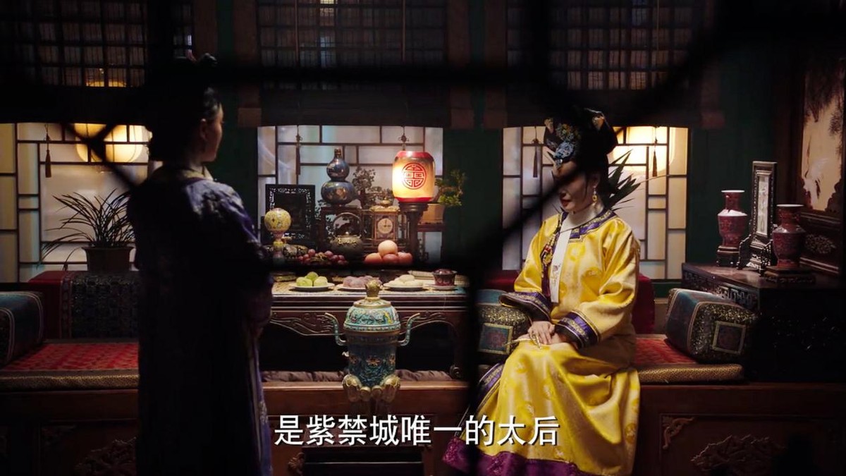 如懿剪掉她的画像焚烧,如懿死前把画剪了