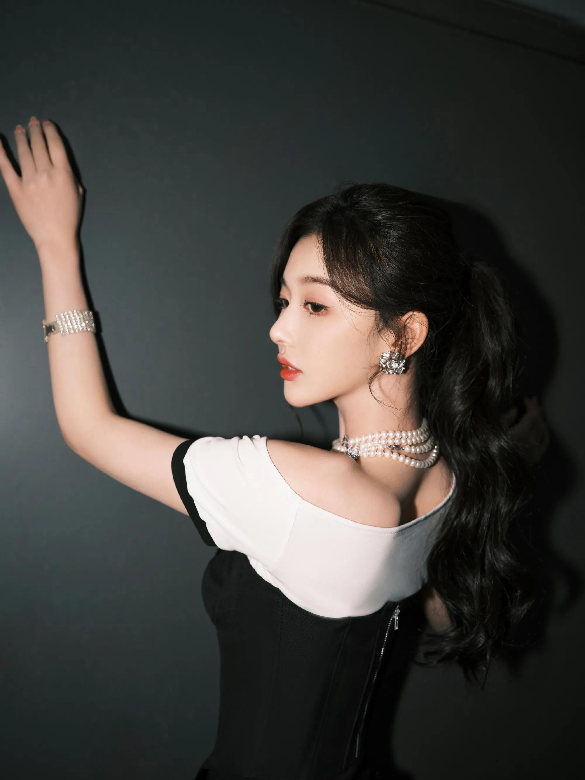 孔雪儿世界杯,孔雪儿穿蕾丝黑色大衣跳舞