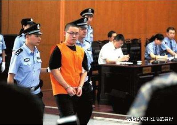 女生在学校被人追求,女孩被同学追求