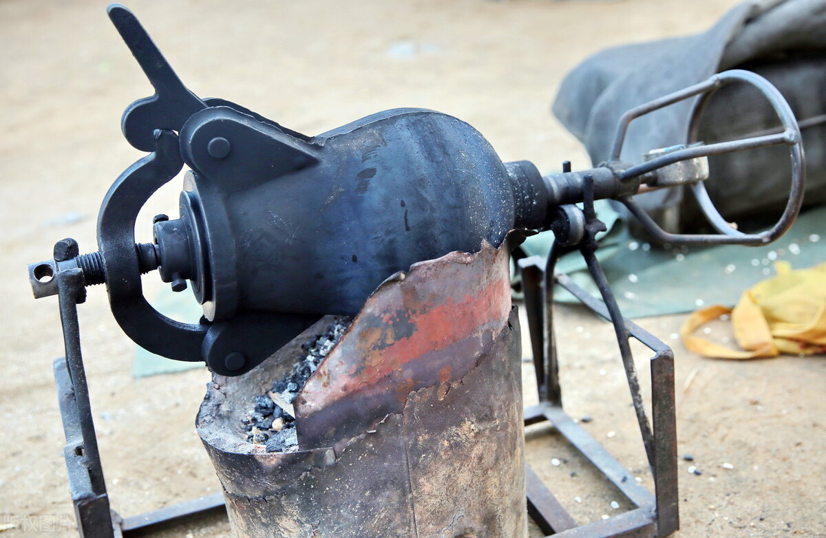 男子炸爆米花被气浪反弹炸飞,老式爆米花机人被炸飞