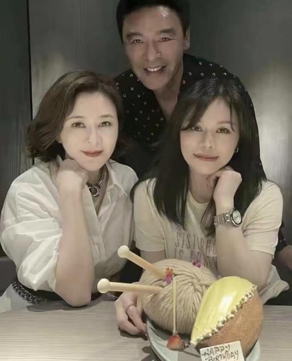 钟镇涛为女儿庆生,钟镇涛给十八岁儿子过生日