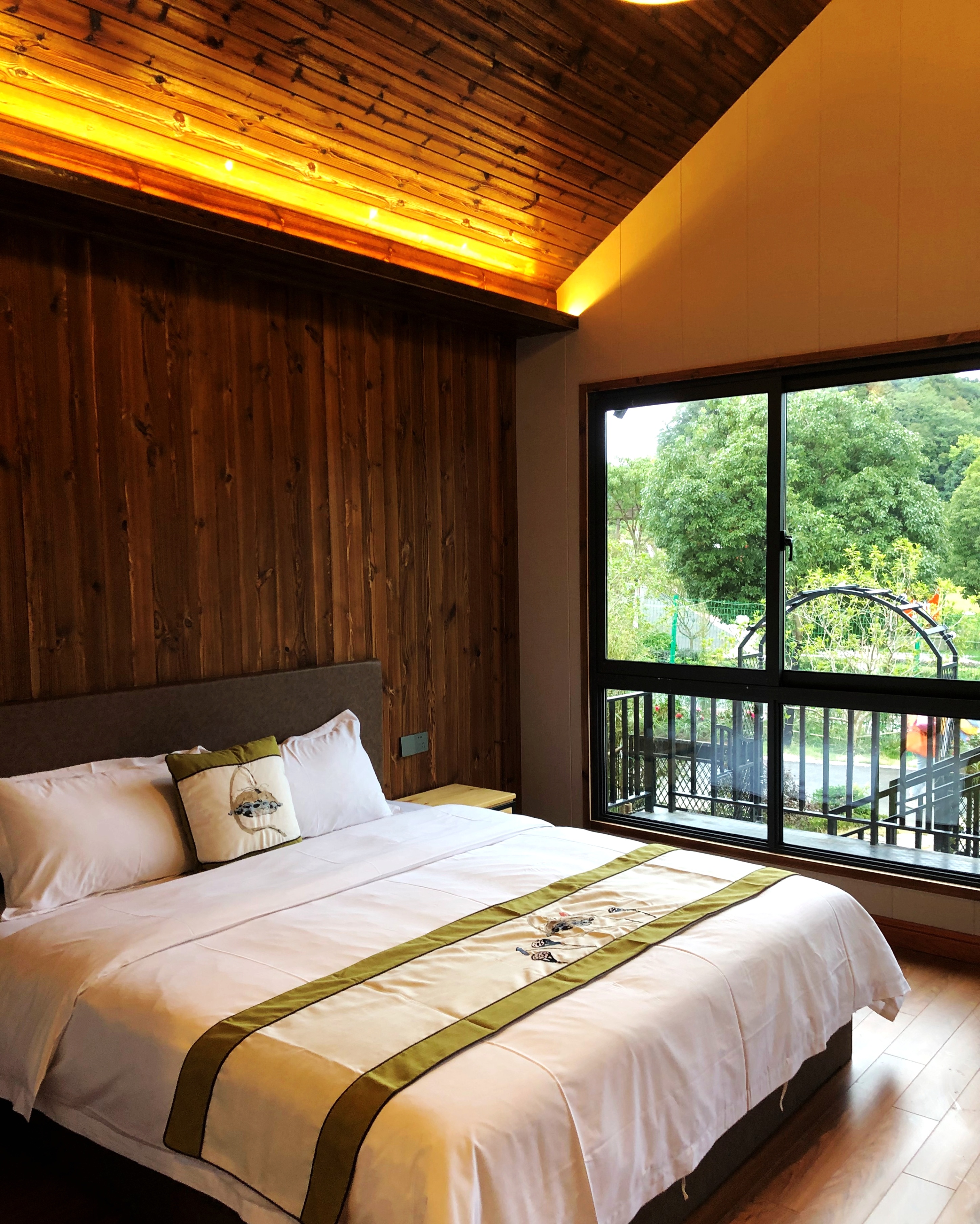 安顺优途丝路天龙屯堡露营基地,优途丝路安顺天龙屯堡房车露营地