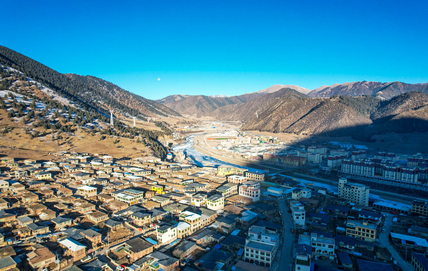 *藏西**小城以大山为名，雪山湖泊马鹿美如画，被称为东方小瑞士