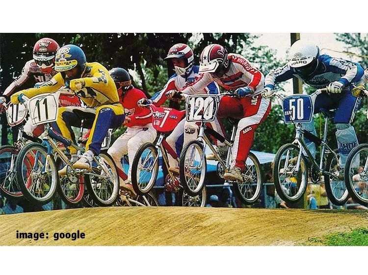 户外陷入泥潭怎么脱身,野外泥潭