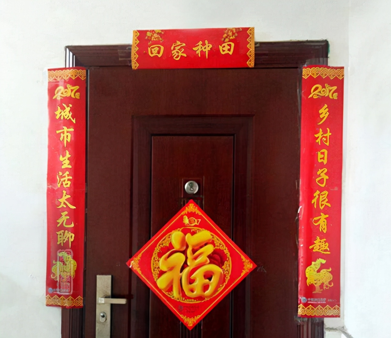 贴对联胶水久了在门上怎么去除,没有胶带和胶水怎样往墙上贴对联