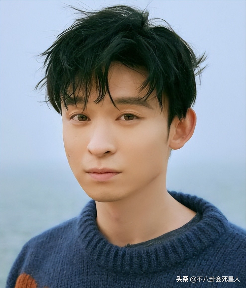 男人味也能“造假”？眉毛稀疏、画腹肌、贴鬓角，张艺兴差距最大