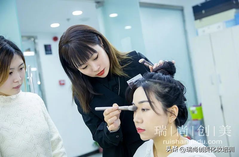 学化妆有前途嘛,学化妆能带来哪些价值