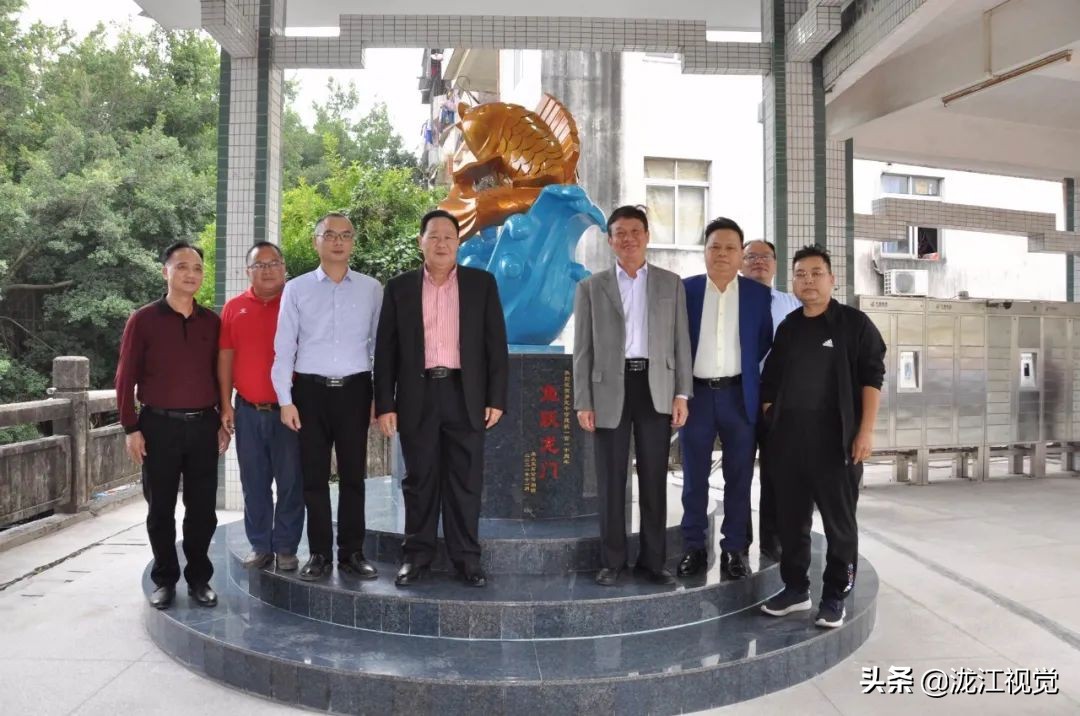 鱼跃龙门的雕塑,鱼跃龙门雕像图片