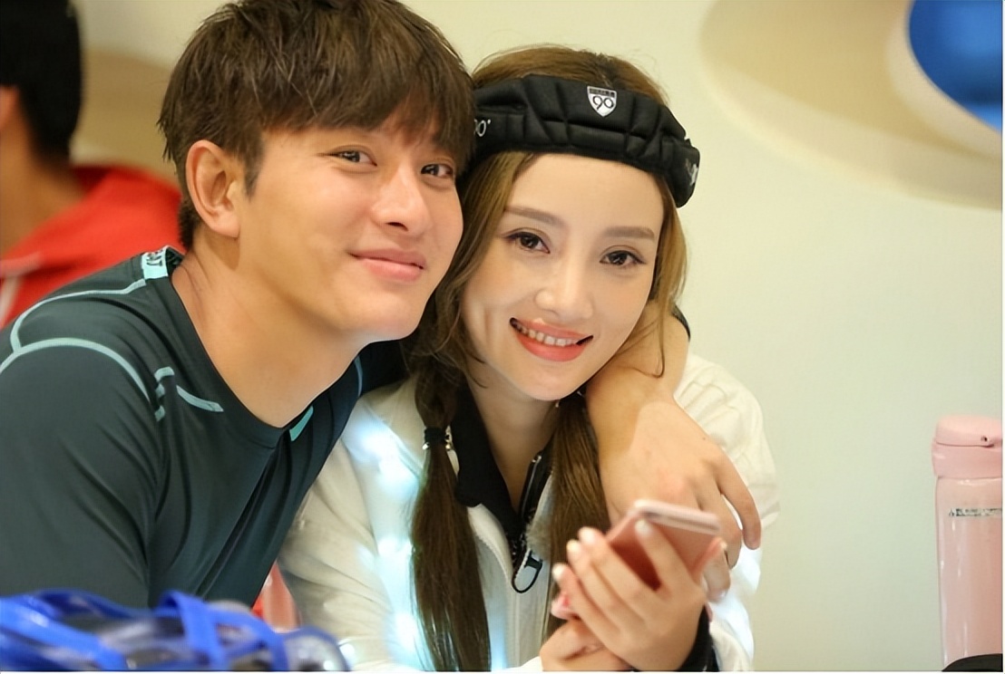 贾乃亮和李小璐甜馨穿亲子装,李小璐贾乃亮陪甜馨过六一儿童节