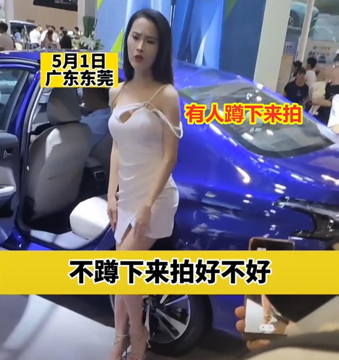 女车模衣着太暴露引争议,女车模衣着暴露引争议