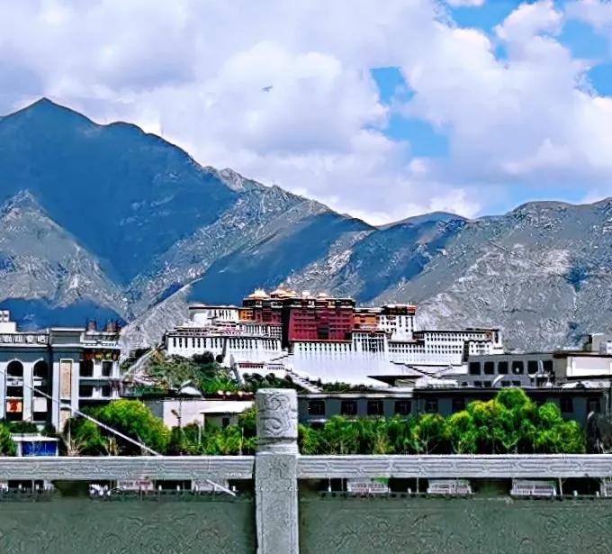 雪域圣城布达拉宫歌舞,美丽的雪域高原神奇的布达拉宫