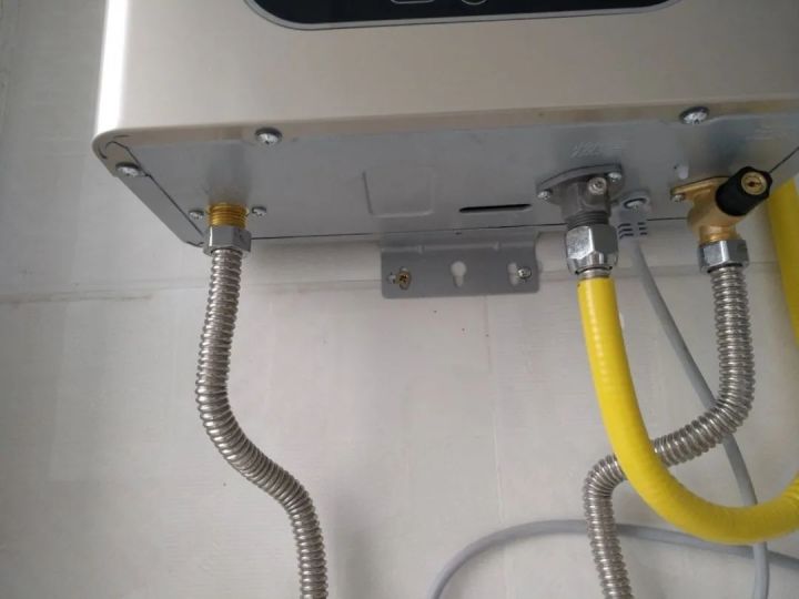 热水器排污口漏水上门维修,热水器漏水侧边漏水