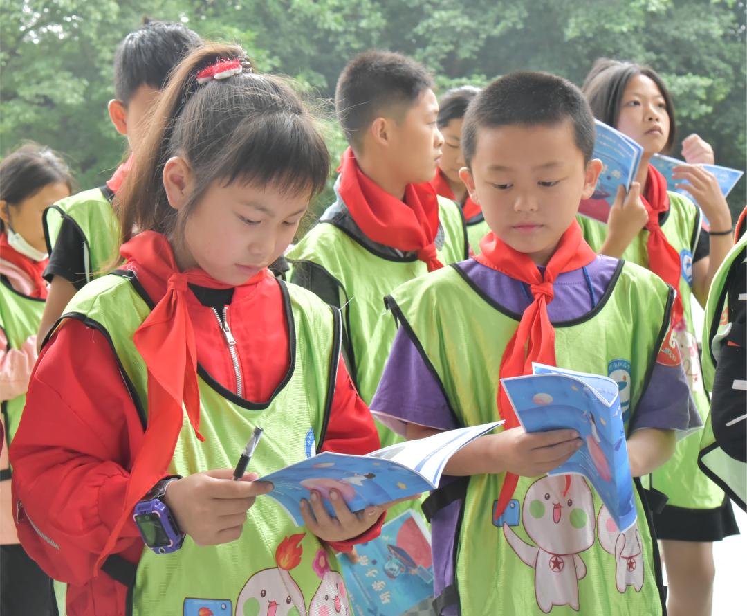 探访困境儿童,困境儿童科技馆参观写信息