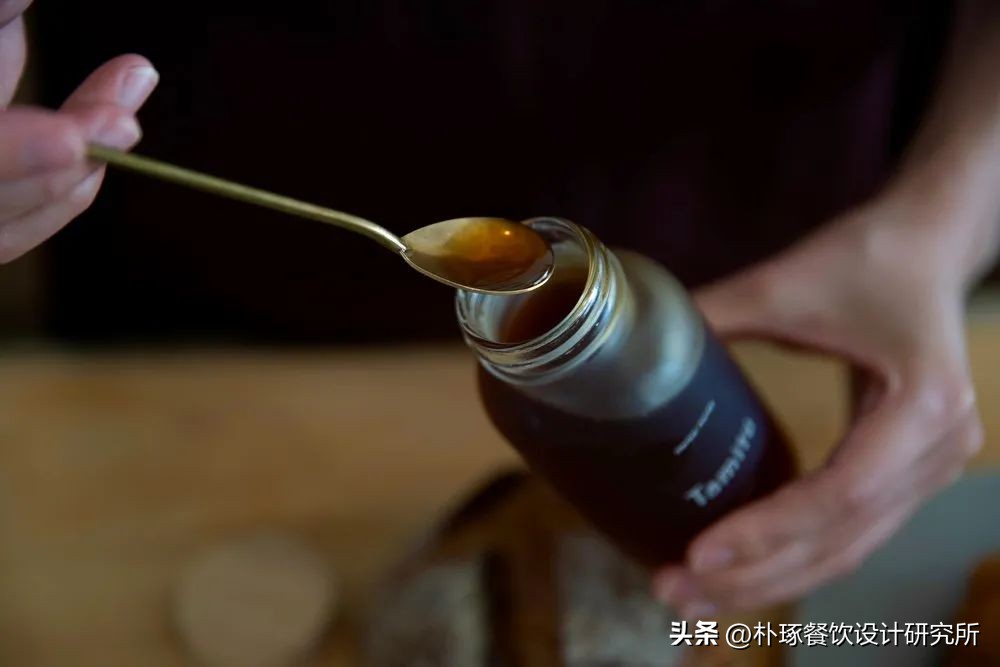 黑金的奢华感—BeeNZ29蜂蜜奢侈礼盒包装