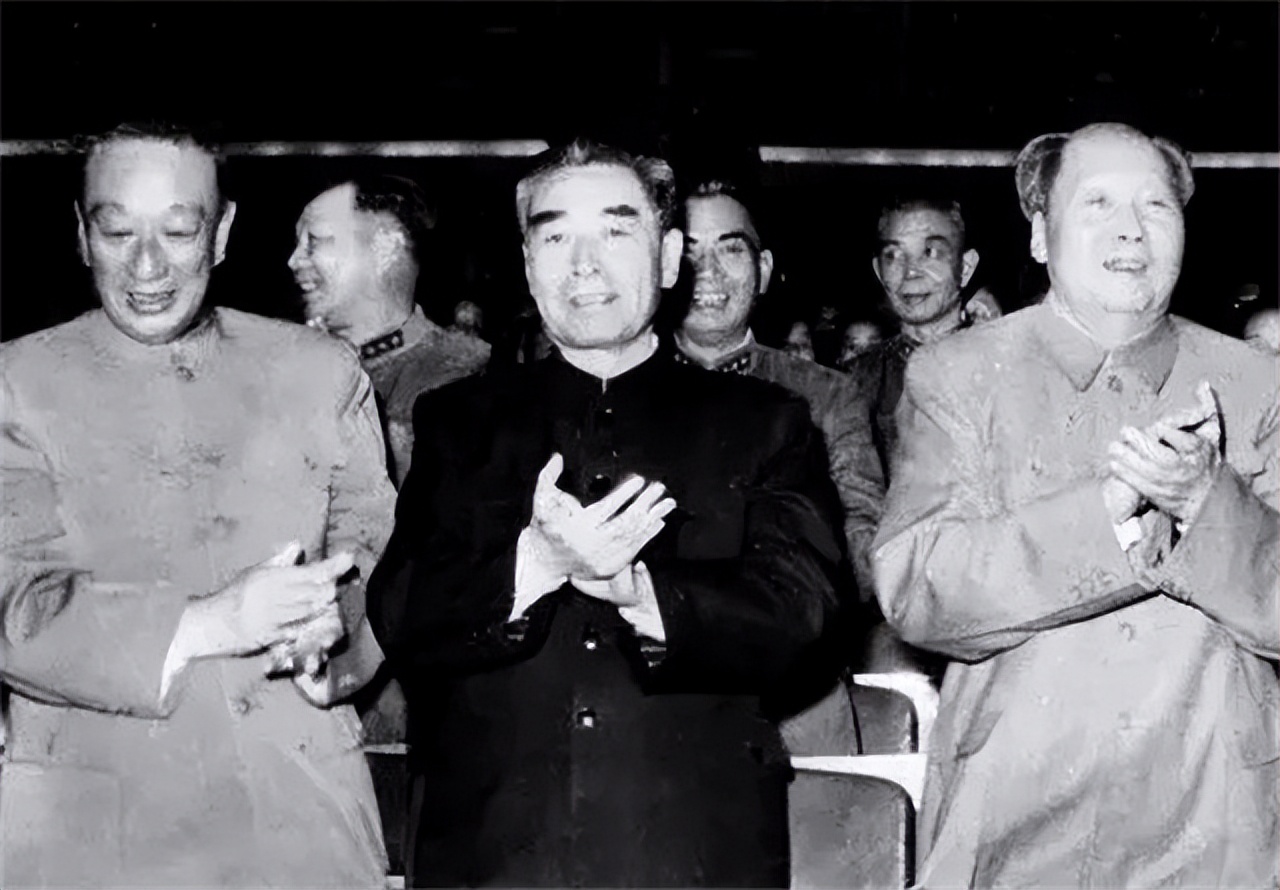 柯庆施任上海市长，被*员复**军人拦车，柯庆施：放开他，诉状收过来