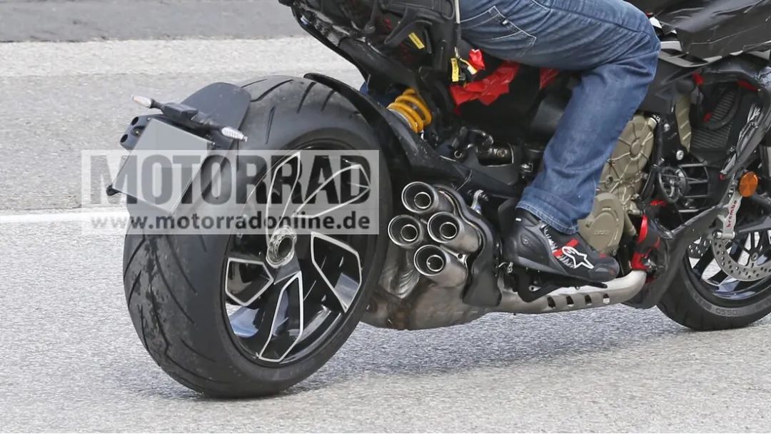 杜卡迪v4巡航车路测图曝光,杜卡迪v4巡航