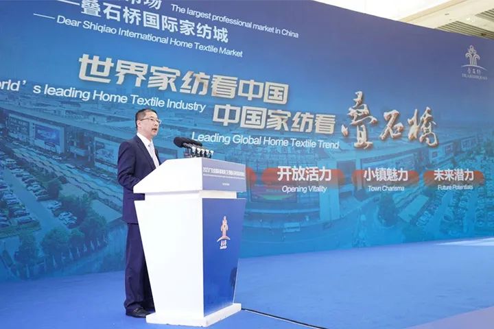 鸭鸭品牌短款加厚羽绒服,鸭鸭羽绒服活动现场