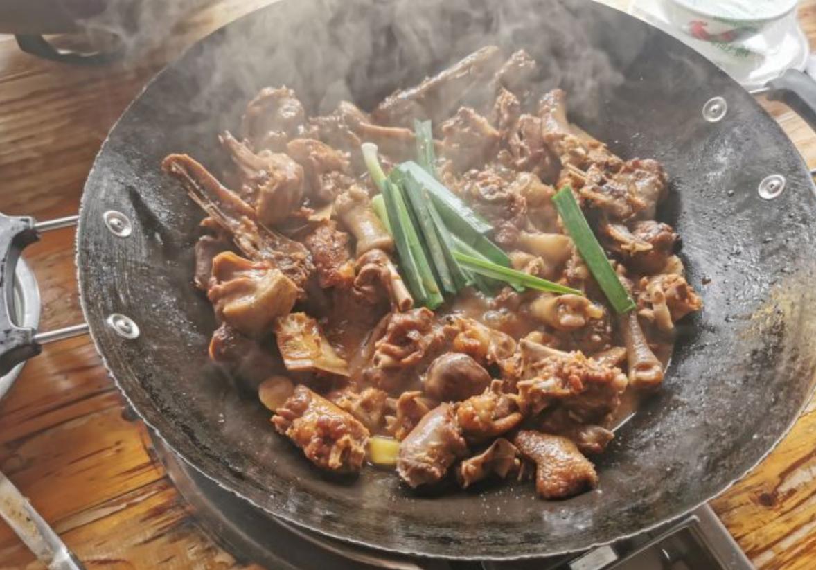 广东藏菜市场里的大排档，一滴水不放靠米酒焖熟，每桌都像火焰山