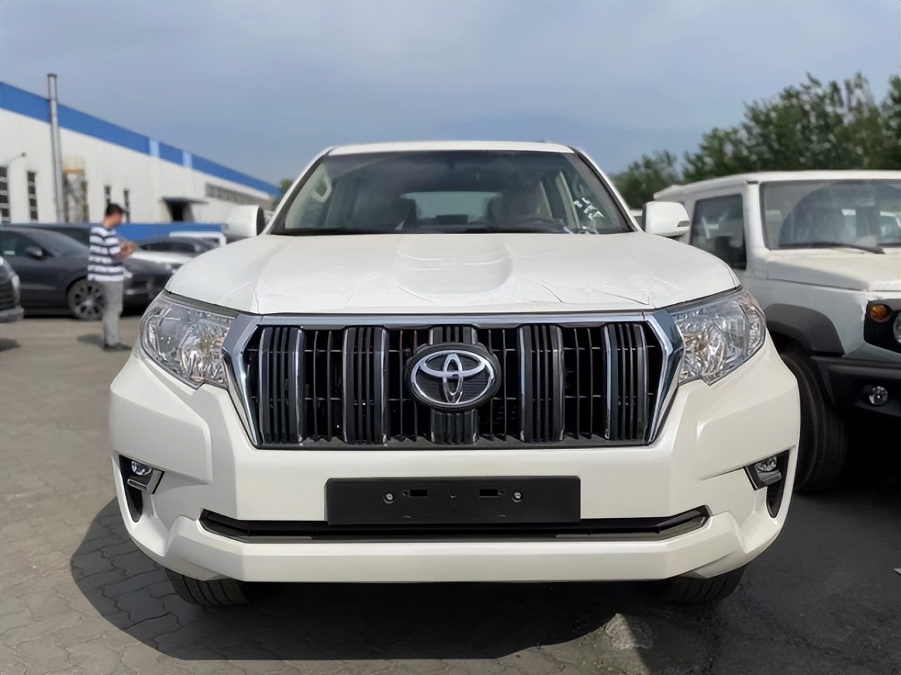 2017款丰田霸道4000中东版五座,中东版11年丰田霸道4000中网三色条