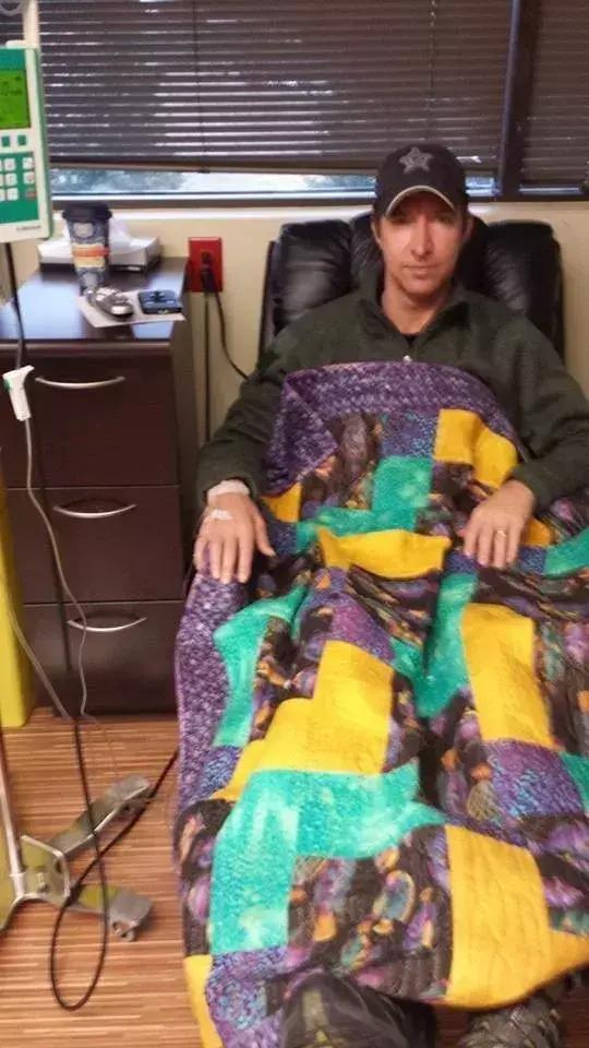 把随手丢弃的购物小票变成孩子们最珍贵的礼物，小镇因他而感动