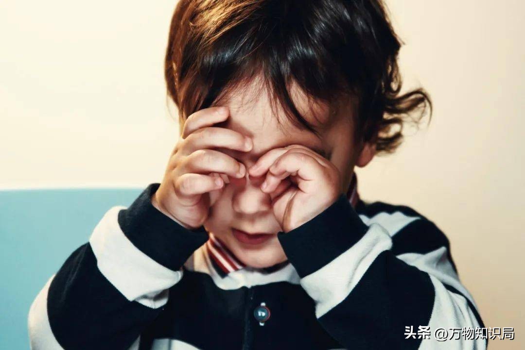 8岁男孩眼球融化荧光棒,小孩眼珠熔化视频