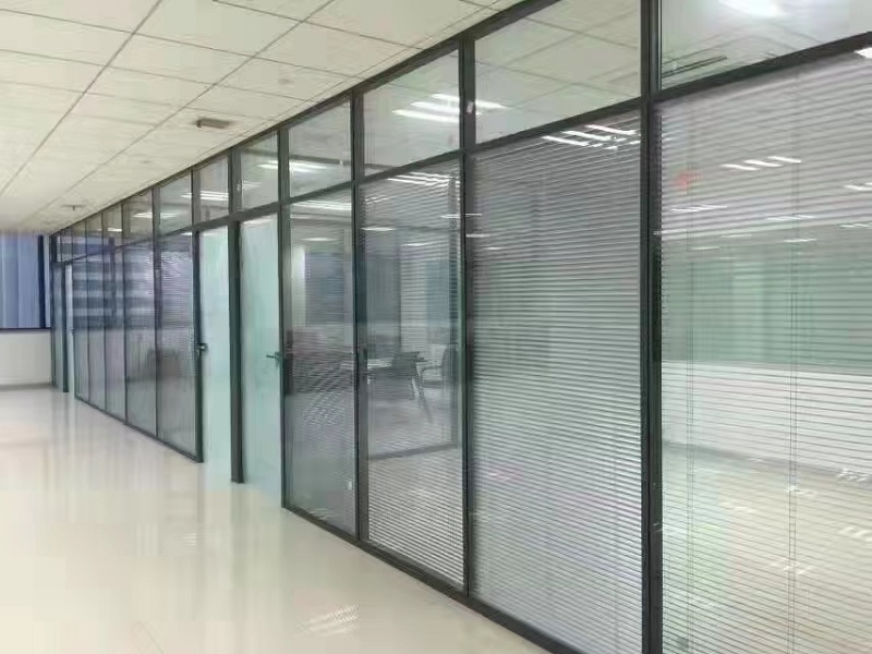 正规玻璃隔断墙风格,玻璃隔断墙和砖隔断墙哪个好