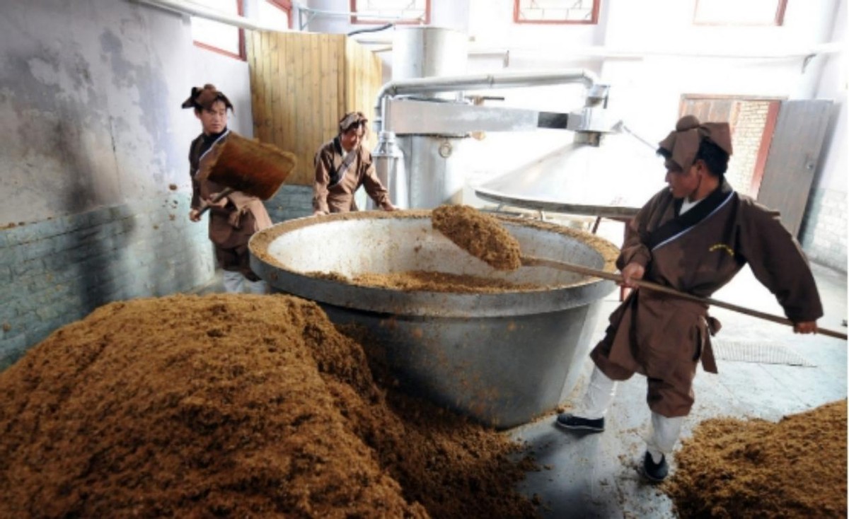 山东5旬“酒鬼”老大爷，自购设备酿酒，3天后浑身难受，咋回事