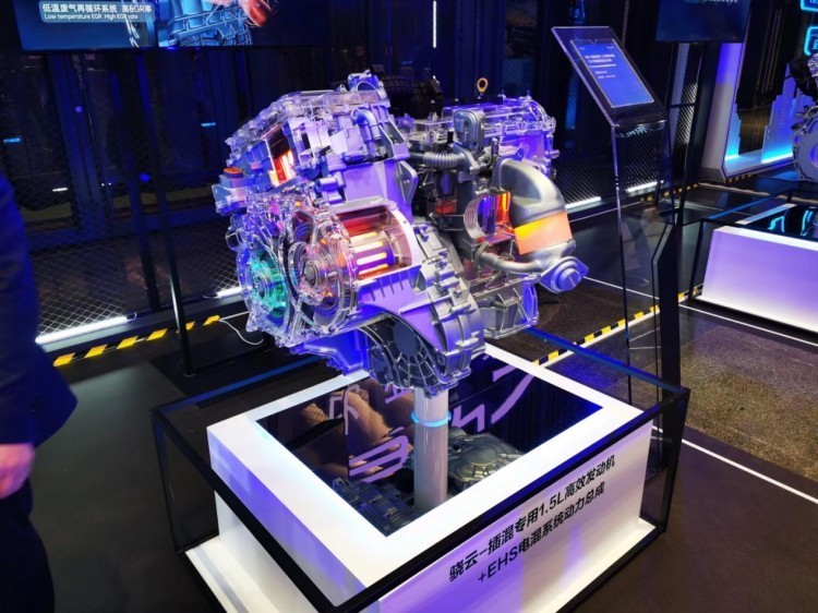 燃油车和混动车哪一款更值得买,8年的燃油车值得换为混动车吗