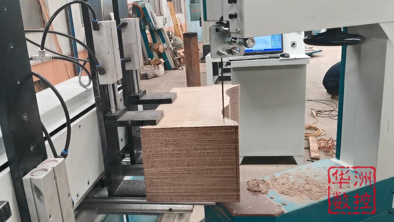 数控伺服送料切割锯,木工数控弯料切割机