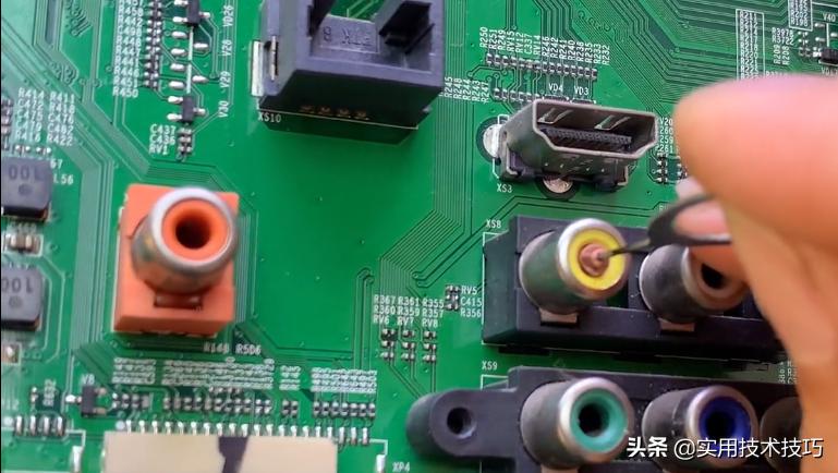 电视机数据线断插孔里怎么取出,电视机av线断在插孔里了怎么办