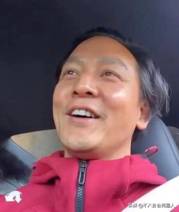 男人味也能“造假”？眉毛稀疏、画腹肌、贴鬓角，张艺兴差距最大