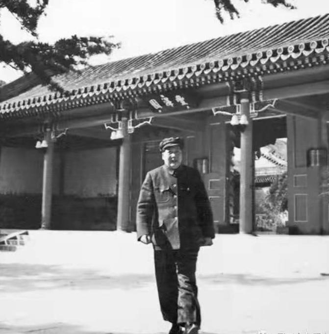 新中国成立前,*剑英叶**邀请中央入驻中南海,毛*东泽**拒绝:不做皇帝