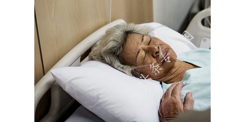 亲爸后妈把孩子给打了,姐弟被后妈打得奄奄一息