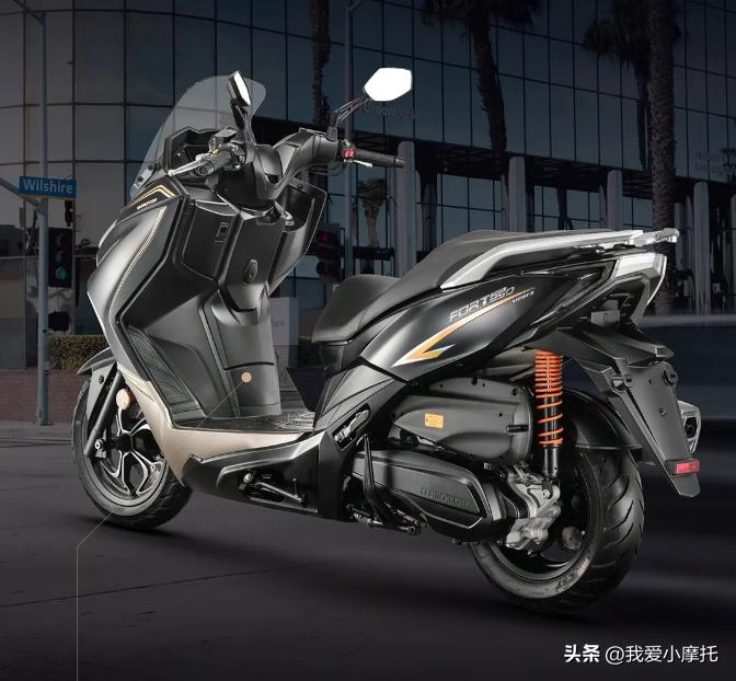 无极250gt和赛科龙2024款rt3探索版,阿普利亚srmax250与赛科龙rt3