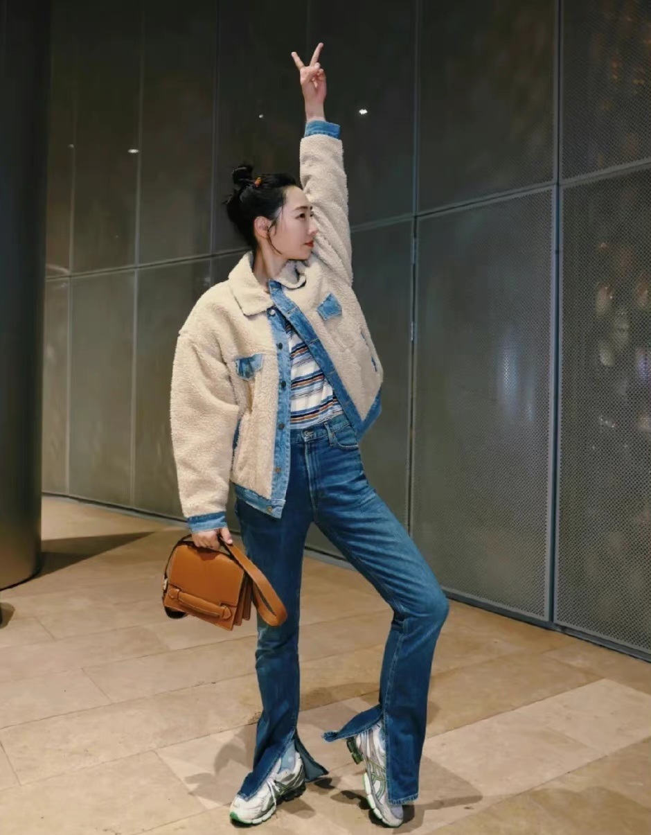 白百何也是个时髦精穿牛仔套装,白百何穿搭同款秋冬