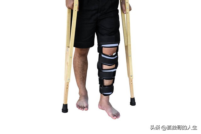 缅北男子怀疑妻子出轨，心情郁闷地去喝酒，回家却被妻子打断腿