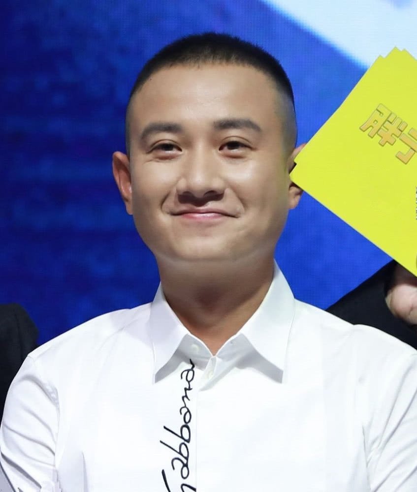 助理伺候明星捏脚,助理伺候明星跪下打伞