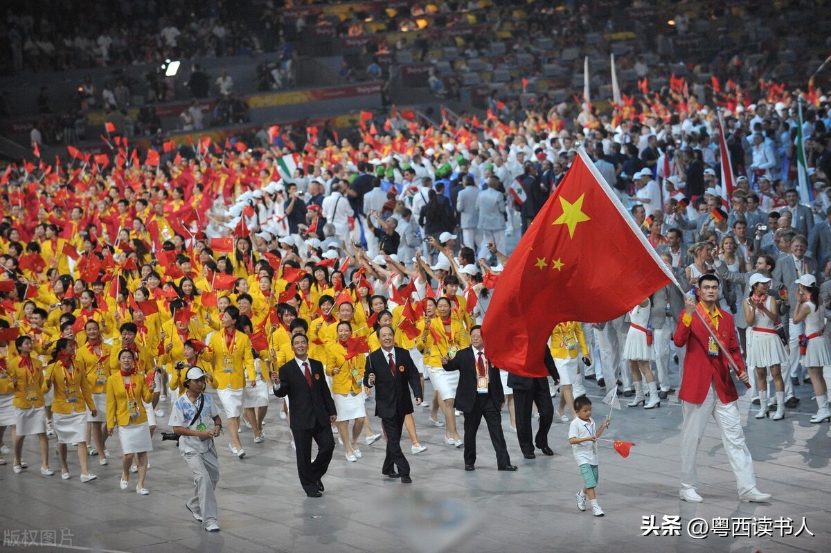 姚明和周琦最新信息,姚明球场外穿西装看球照片