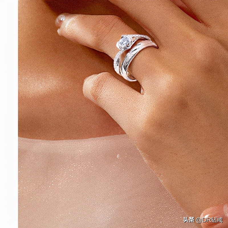 钻戒上钻石掉了能用胶水粘吗,钻戒的钻石容易掉吗