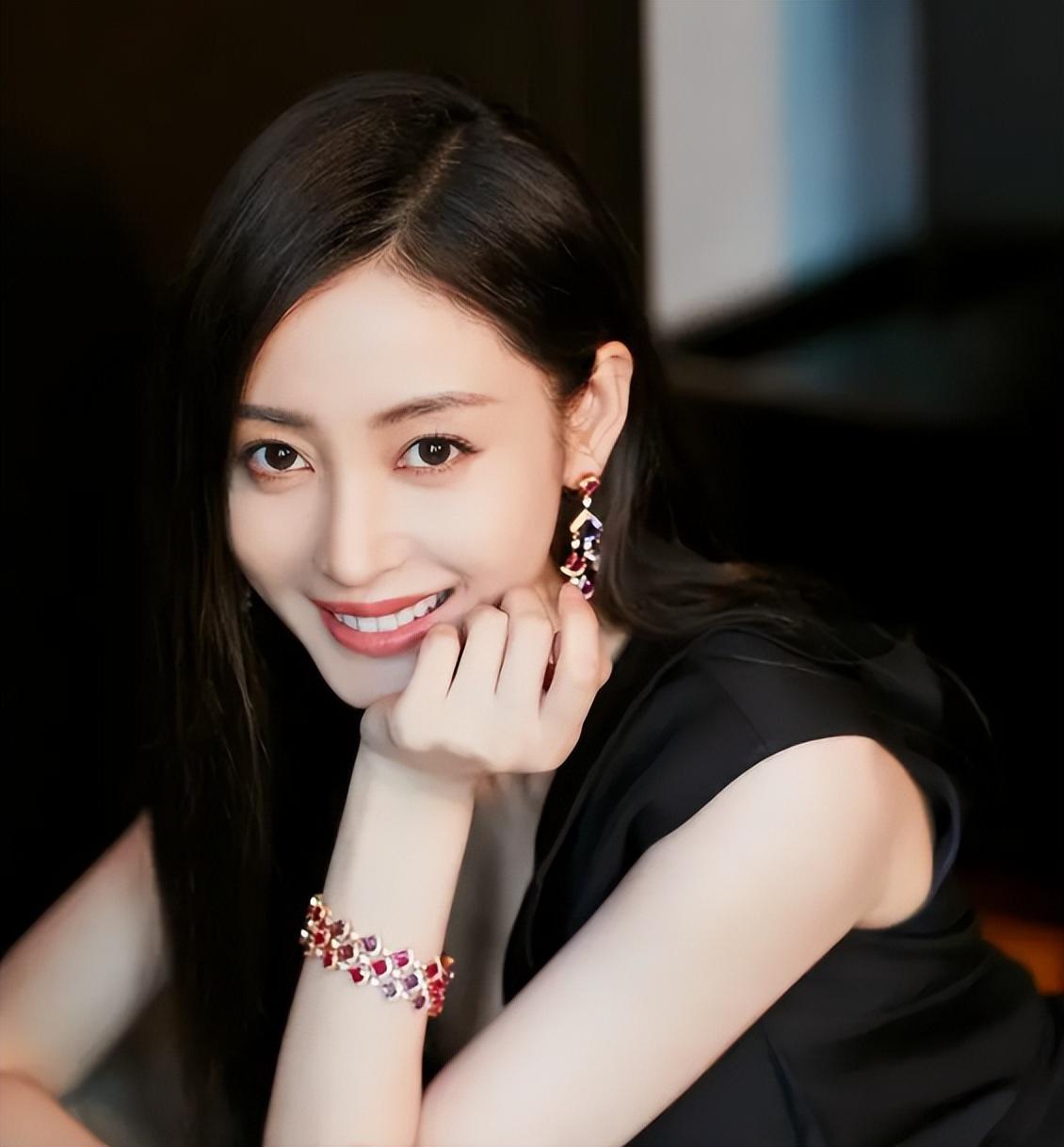 娜扎裤子惹争议,网友吐槽像“*裤内**”本人霸气回应!