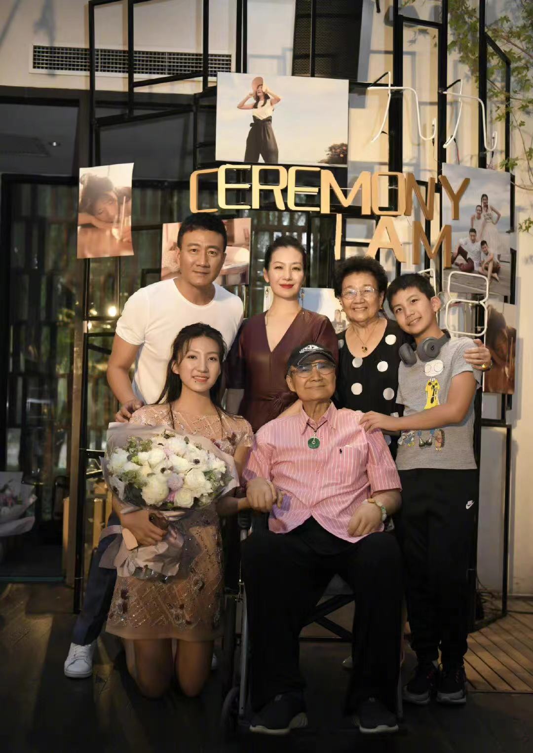 胡军的父亲当过兵,胡军有几个妻子