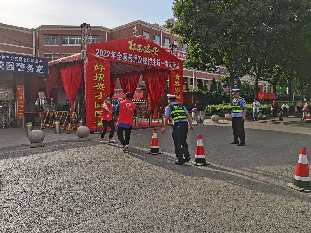 介休青志协红马甲为你护航，愿你旗开得胜，未来闪闪发光