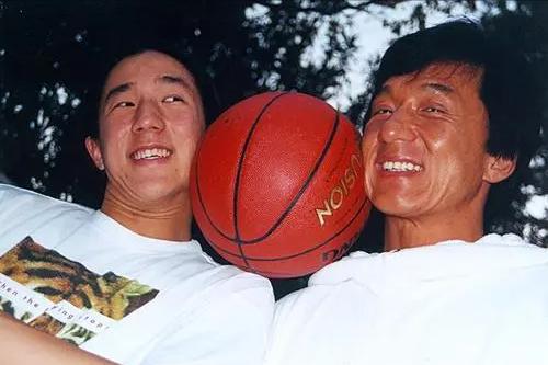 天涯八卦张默房祖名,房祖名张默能完全戒毒吗